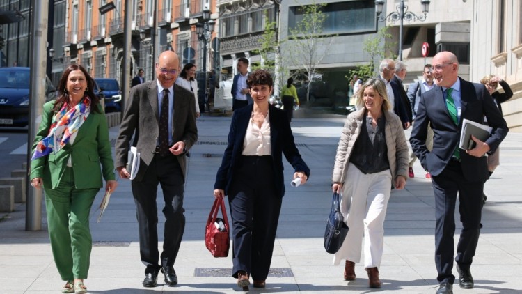 Euskal Taldeak Nafarroari buruzko akordioak noiz beteko dituen galdetu dio Gobernuari