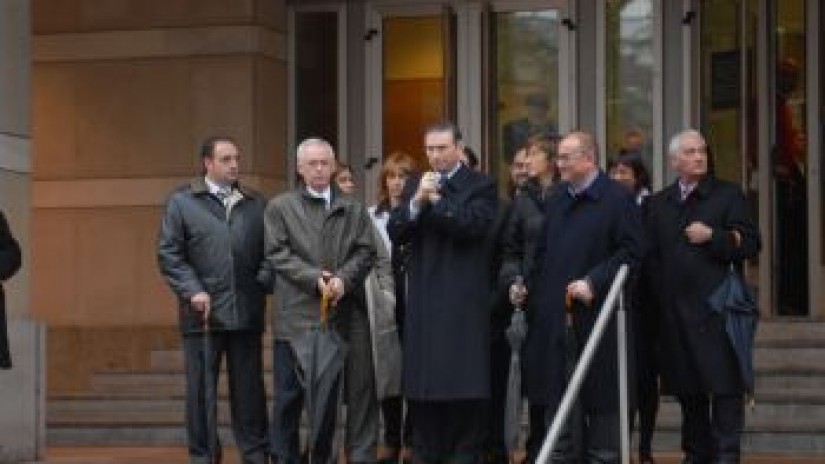 Ibarretxe abandona el Palacio de Justicia entre aplausos y gritos de apoyos de los ciudadanos