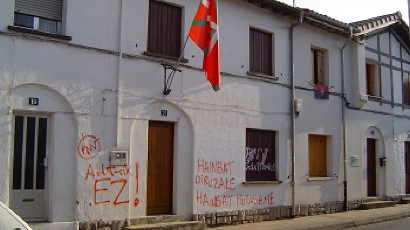 Radicales realizan pintadas contra EAJ-PNV en la fachada del Batzoki de Altsasu