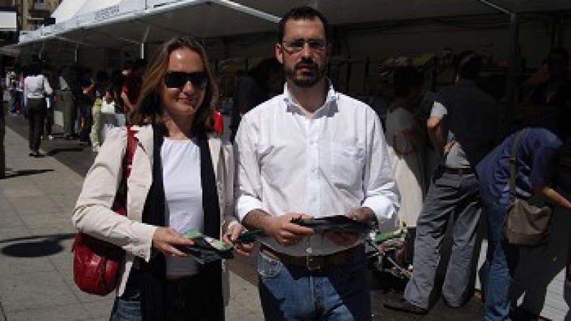 Los candidatos navarros de EAJ-PNV Coalición por Europa, Amaia Arrizabalaga e Iñigo Zabalza en la VIII Feria del Libro de Iruñea