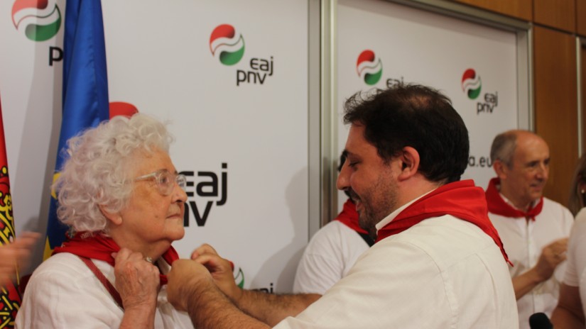 Un ‘pañuelico‘ para premiar la lealtad y la amistad de Mari Paz