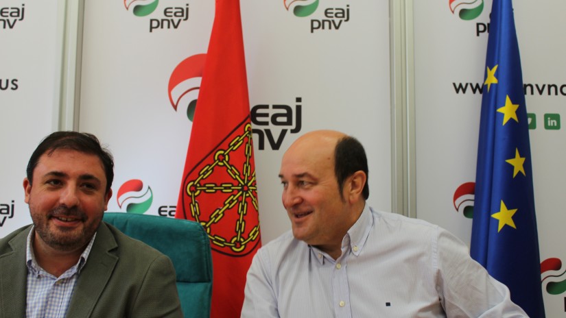 Unai Hualde considera “lamentable” la polémica con motivo del viaje de Urkullu a Quebec que ha llevado al Parlamento a “hacer un ridículo institucional”