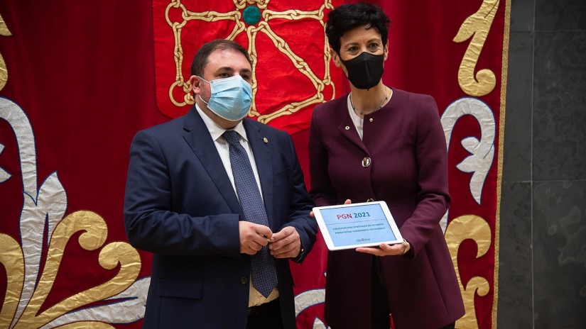 El Presidente del Parlamento recibe el proyecto de Presupuestos Generales de Navarra 2021